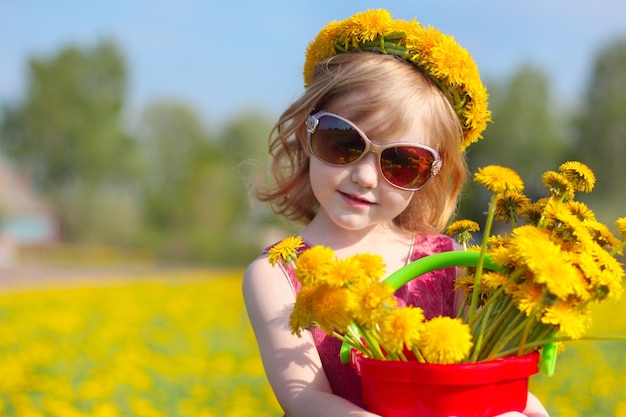 Bambina con denti di leone