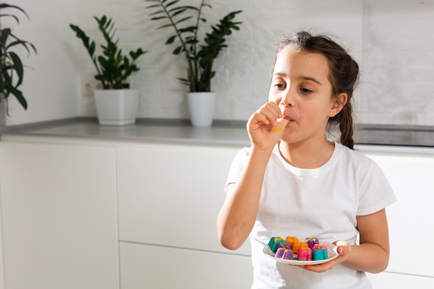 bambina con dolci fatti in casa colorati.