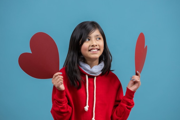 Bambina con due cuori rossi San Valentino