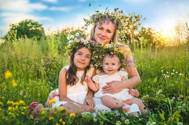 Bambina con fiori di campo in estate