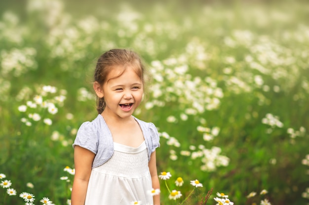 bambina con fiori margherita