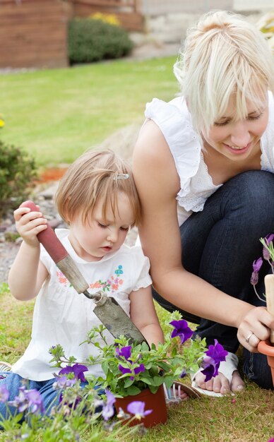 Bambina con fiori viola