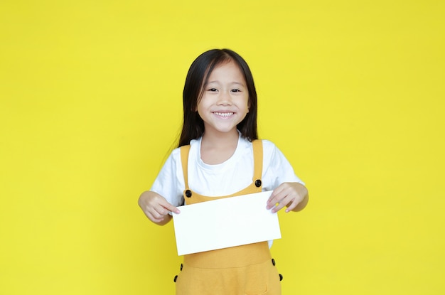 Bambina con foglio di carta bianco