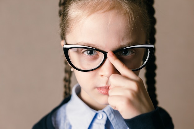 Bambina con gli occhiali