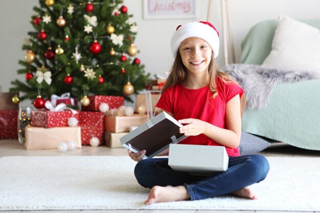 Bambina con i regali di natale nell'interno di natale