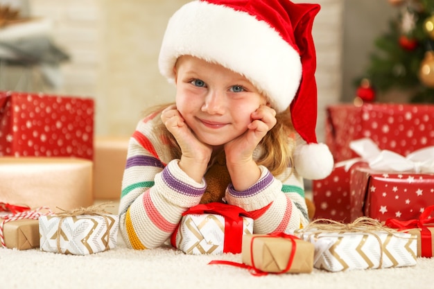 Bambina con i regali di natale nell'interno di natale