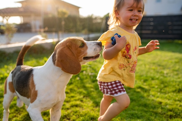 Bambina con il cane sul prato