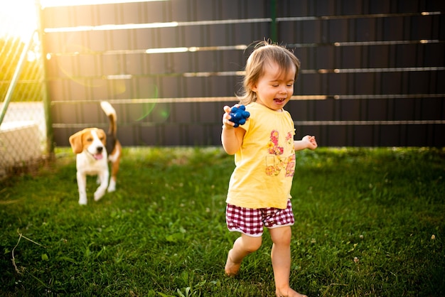 Bambina con il cane sul prato
