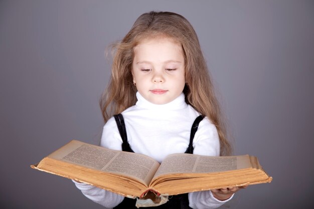 Bambina con il libro.