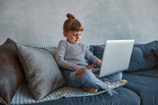 bambina con il portatile a casa