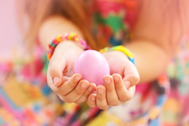 Bambina con il primo piano dell'uovo di Pasqua