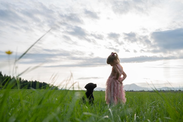 Bambina con il suo simpatico cucciolo