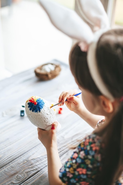 Bambina con l'uovo di Pasqua del gesso