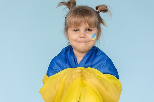 Bambina con la bandiera dell'Ucraina