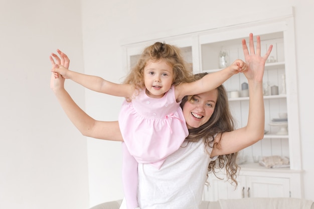 Bambina con la madre che gioca in volo aereo