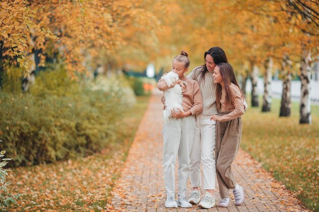 Bambina con la mamma all'aperto nel parco al giorno d'autunno