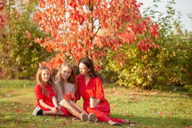 Bambina con la mamma all'aperto nel parco al giorno di autunno