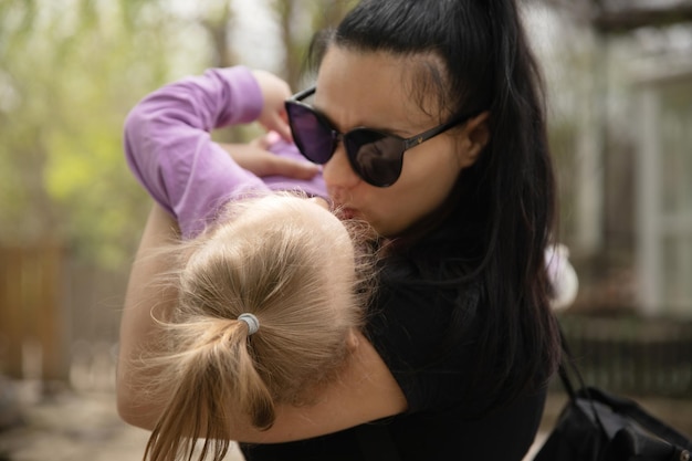 Bambina con la mamma