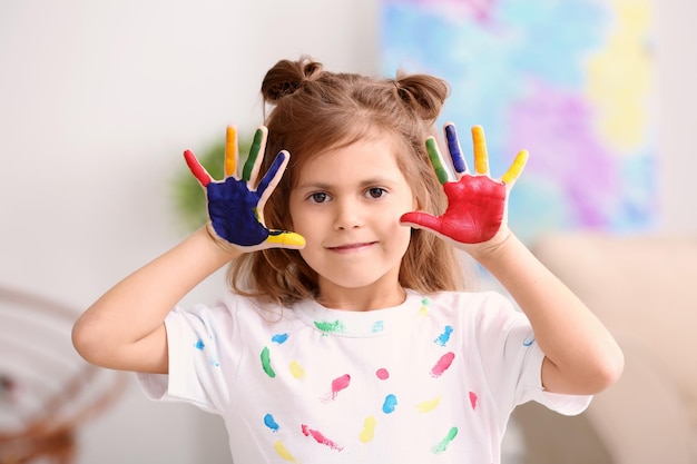 Bambina con le mani dipinte all'interno