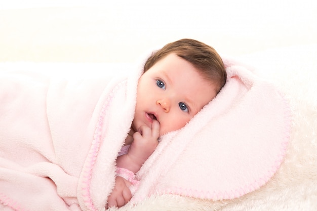 bambina con mal di denti in rosa con pelliccia bianca