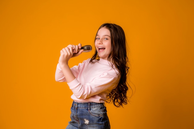 bambina con microfono sorridente cantando