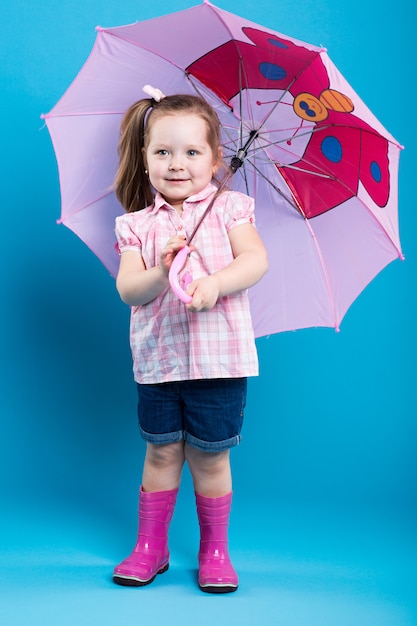 Bambina con ombrello rosa