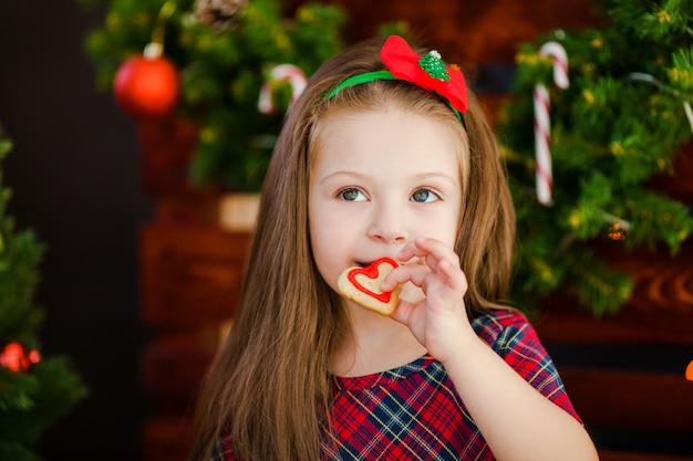 Bambina con pan di zenzero di Natale