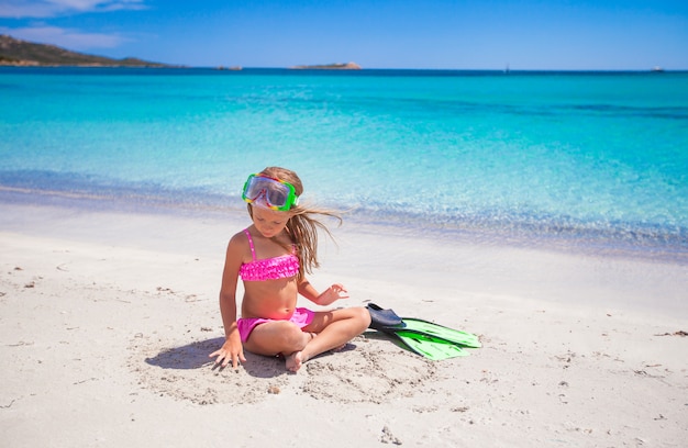 Bambina con pinne e occhiali per lo snorkeling