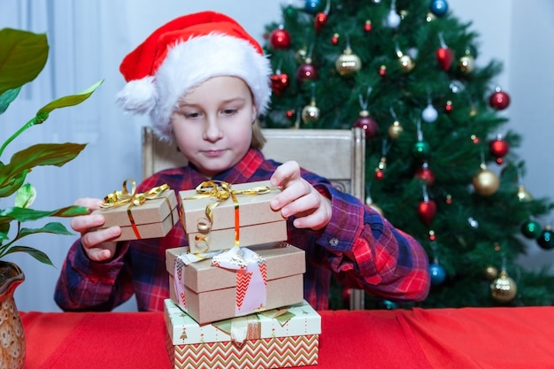 Bambina con regali Cappello di Babbo Natale