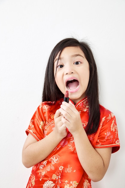 Bambina con rossetto rosso