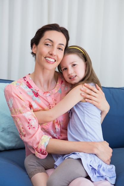 Bambina con sua madre sul divano