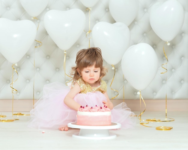 Bambina con torta per il suo compleanno