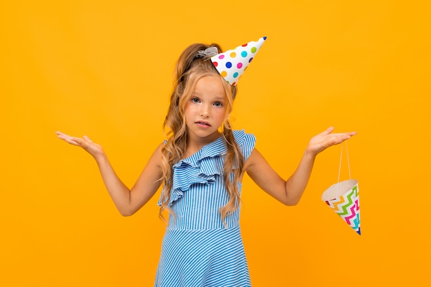 Bambina con un berretto festivo sulla testa agitando le braccia