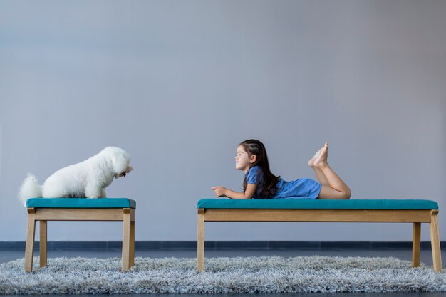 Bambina con un cane