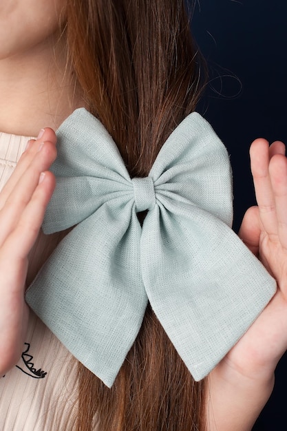 Bambina con un fiocco tra i capelli