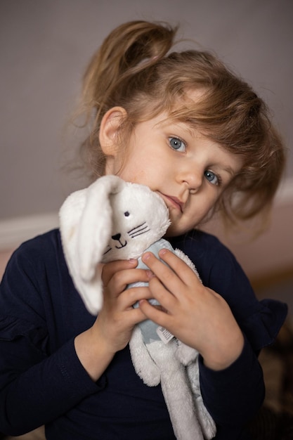 Bambina con un giocattolo in mano