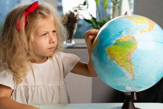 Bambina con un globo studia geografia torna a scuola