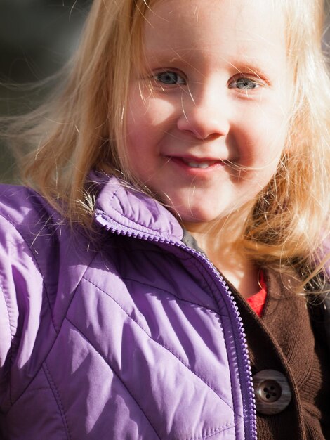 Bambina con un grande sorriso.