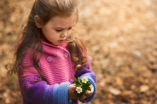 bambina con un mazzo di fiori primaverili