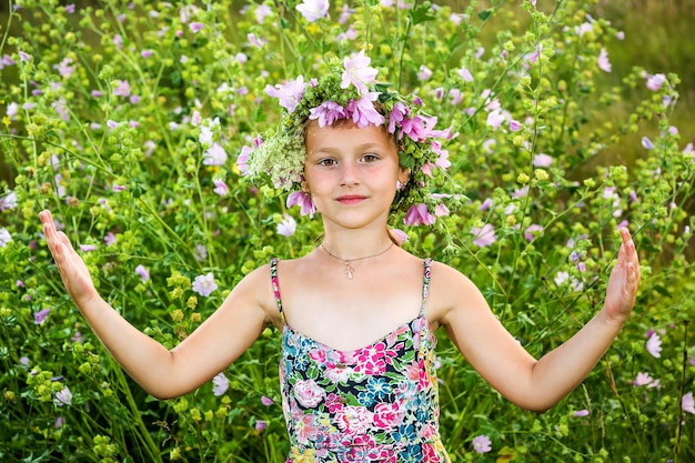 Bambina con una corona di fiori su una testa