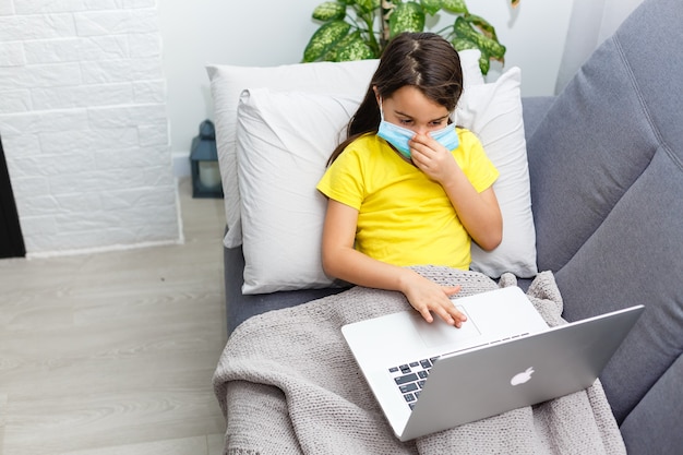 bambina con una maschera protettiva a distanza scuola a casa, quarantena