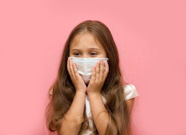 Bambina con una mascherina medica sul viso