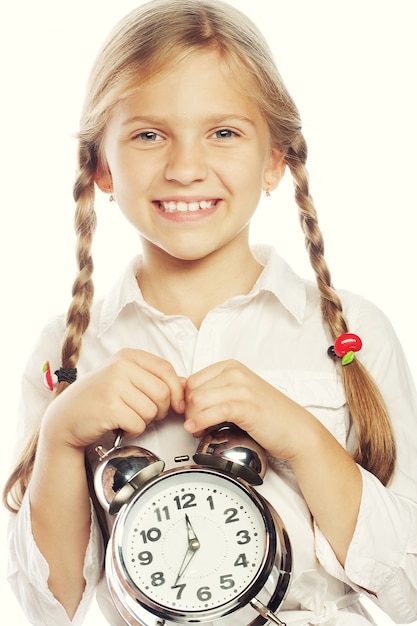 bambina con una sveglia argentata