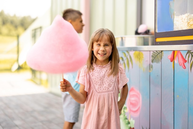 Bambina con zucchero filato rosa