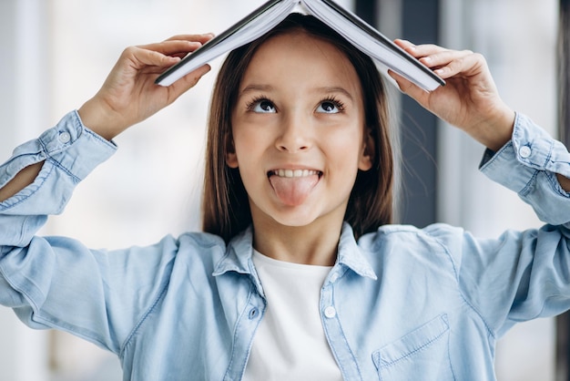 Bambina della scuola con il libro a casa