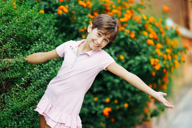 Bambina di otto anni che si diverte in un parco urbano.