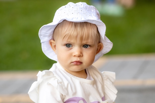 Bambina di un anno con uno sguardo attento all'aria aperta