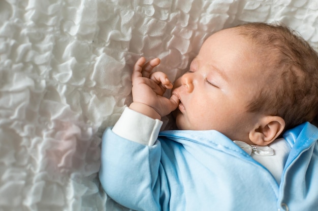 Bambina di un mese su una morbida coperta