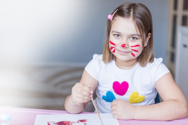 bambina dipinto con le mani e le dita a casa