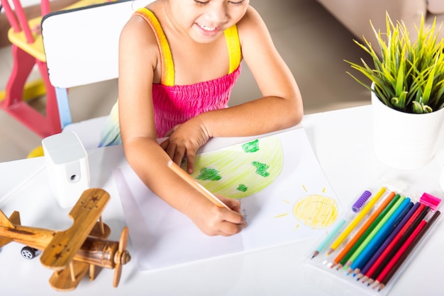 Bambina disegno colorato famiglia in piedi tenere le mani sul pianeta terra su carta